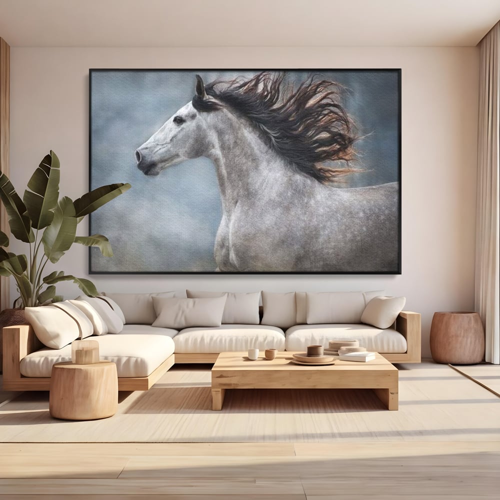 Tablou canvas cu tablou canvas cu armasar in miscare, in rama de aluminiu negru, pe perete intr-un living